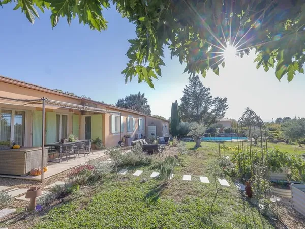 Élégante maison avec piscine et jardin paysager