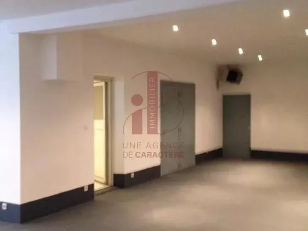 A 10 Mns De Fontainebleau Local A Usage Commercial De 375 M² Loi Carrez