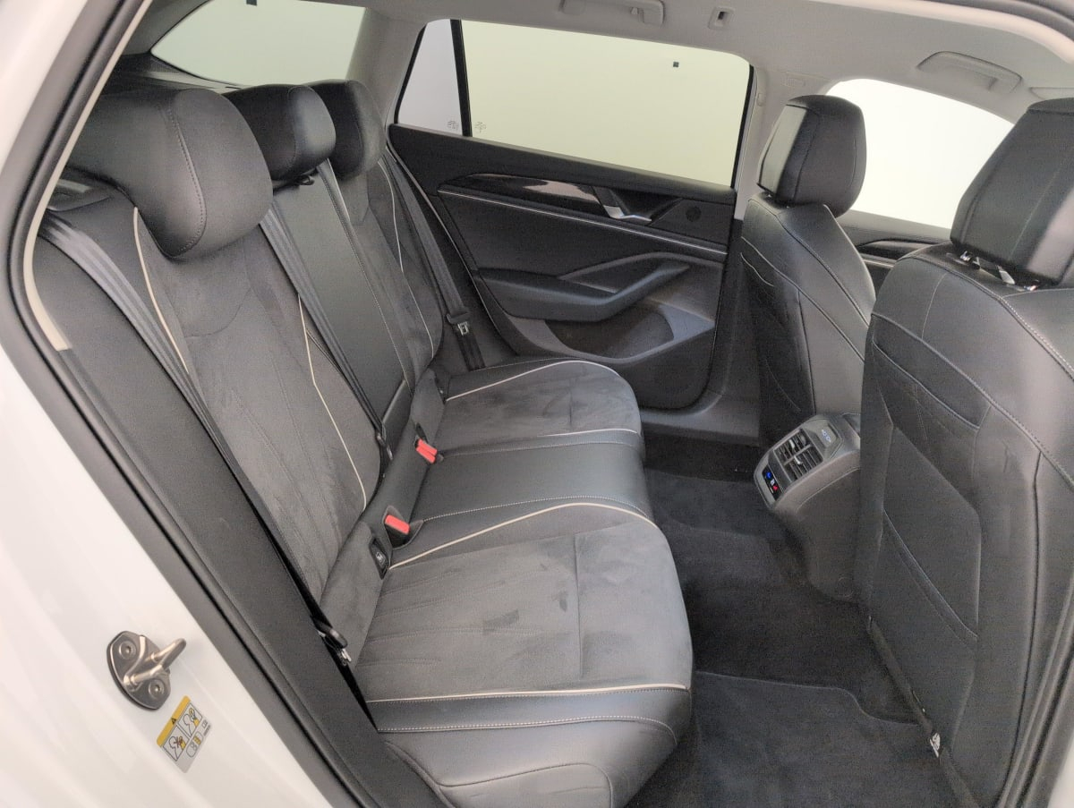 Volkswagen Passat — photo 10