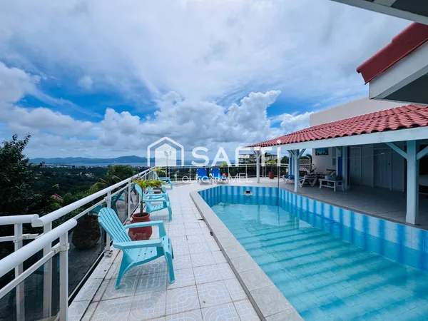 MAISON FAMILIALE T10 AVEC PISCINE, VUE MER ET LOGEMENT INDÉPENDANT