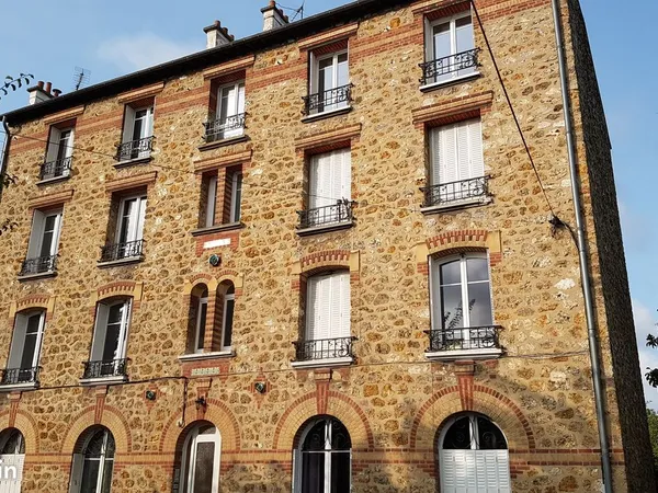Grand 2 pièces avec parking à 900m de la gare d'Enghien