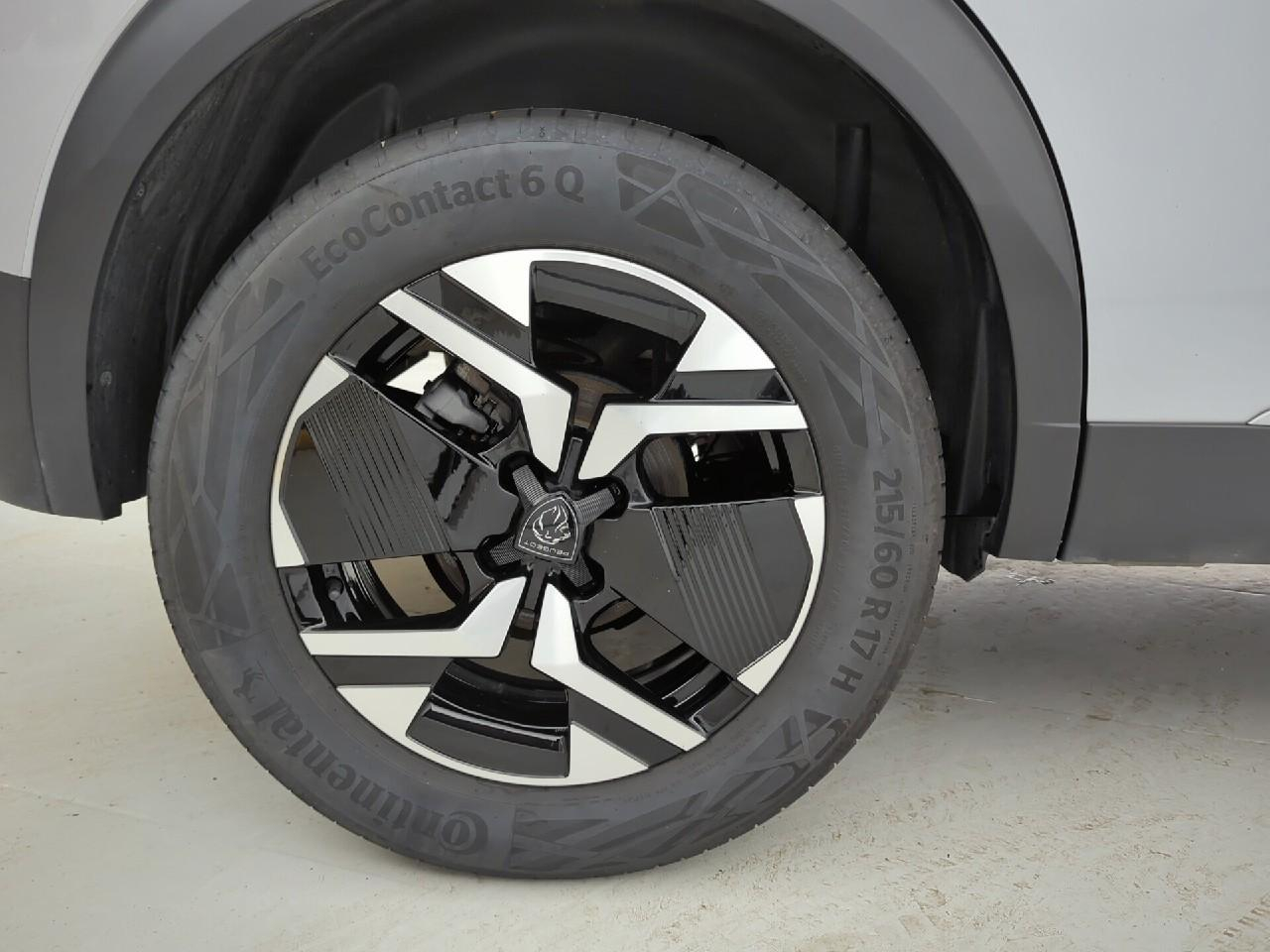Peugeot 2008 hybrid 145 e-dcs6 allure — photo 31