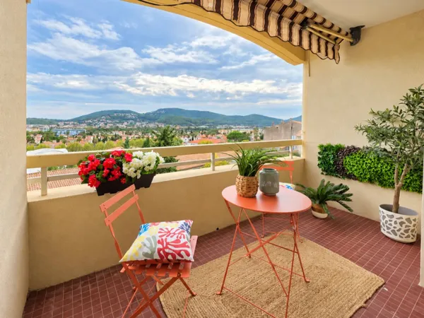 Hyères centre-ville grand T2 de 53,62 m² avec terrasse, garage et cave