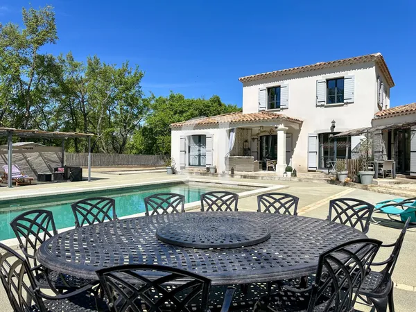 Villa récente avec 4 chambres et piscine proche de L'Isle sur l