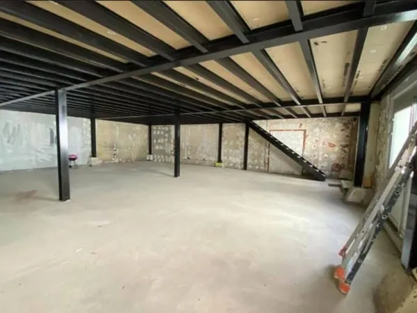 Entrepôt 240 m²