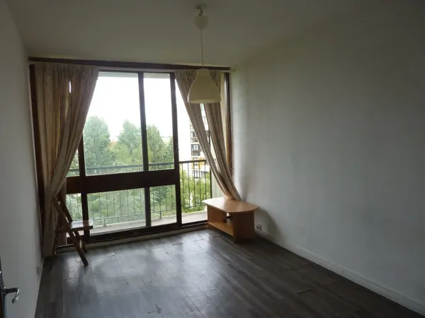 F 1 - 28 m 2 - Résidence du Parc St Cyr
