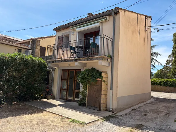 Location maison de village T3 meublée et équipée avec balcon, mezzanine et stationnement à proximité
