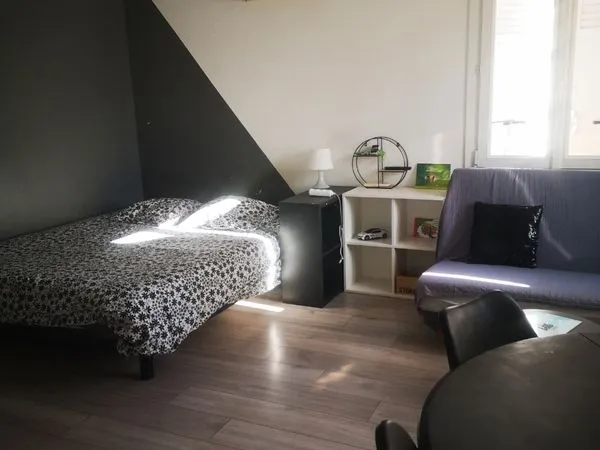 Location t1 ensoleille avec terrasse loggia 1er etage de villa