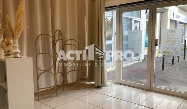 Bureau 60 m²