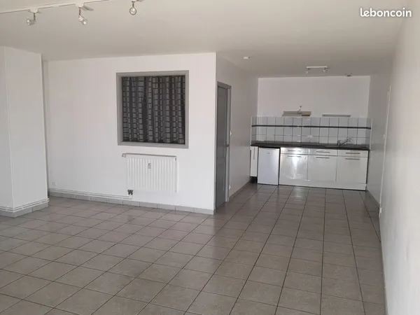 Superbe F2, R.D.C., 56 m², LIBRE, toutes les Charges sont comprises