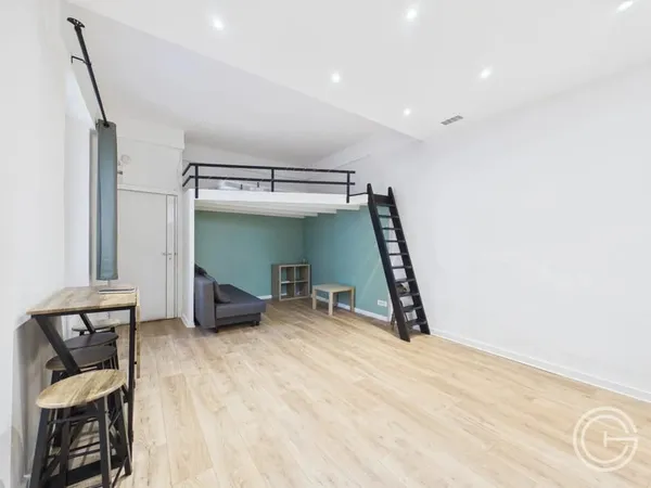 STUDIO AVEC MEZZANINE - 54 RUE BONAPARTE - NICE PORT