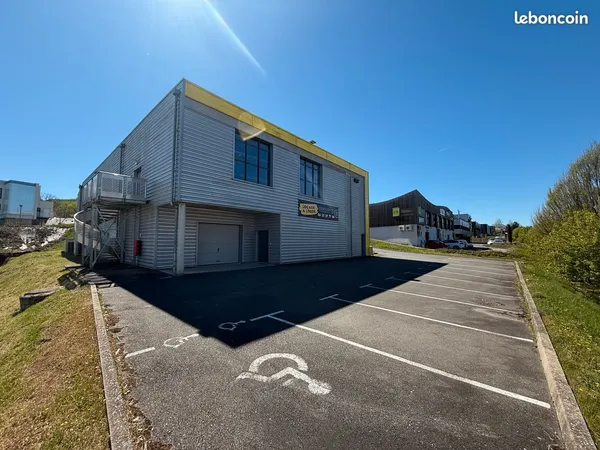 Local 475 m2 et 765 m2 premier ligne la gineste