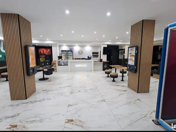 Vends grand fast-food avec aire de jeux et bornes de commande