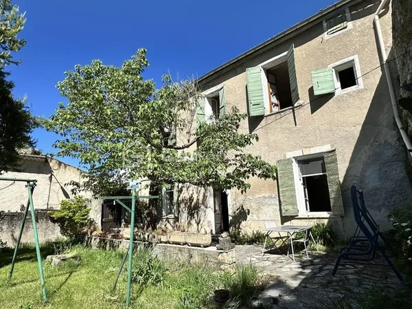 Maison à rénover avec jardin plein sud et dépendances, à 5 minutes à pied de la vieille ville