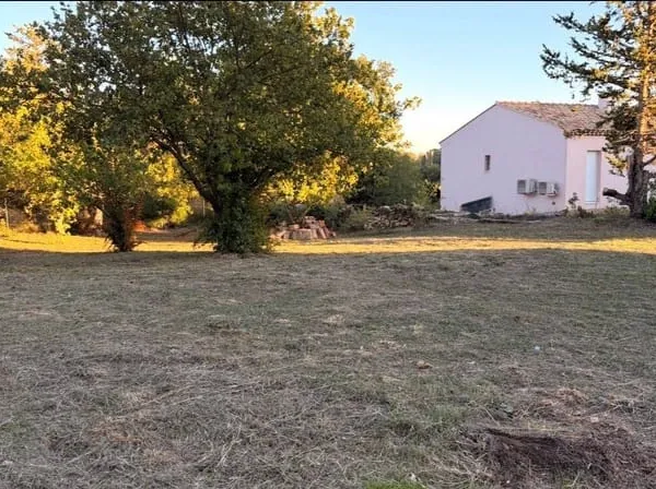 Terrain 670 m²