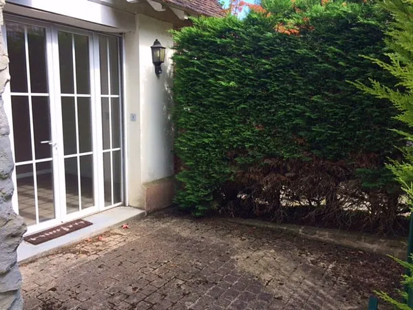Loue petite maison 25m² avec mezzanine, terrasse et jardin à Marly-le-Roi (78)
