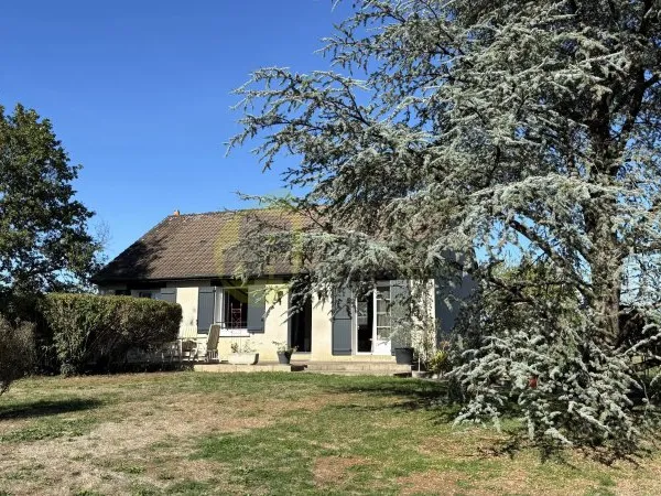 MAISON AVEC GRAND JARDIN ET PARC BOISE SUR 7000M2