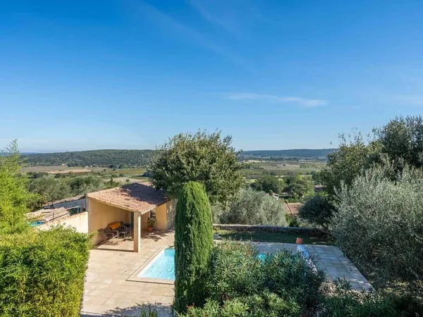 Villa de 150 m² avec piscine et vue dégagée — 6,5 km d'Uzès
