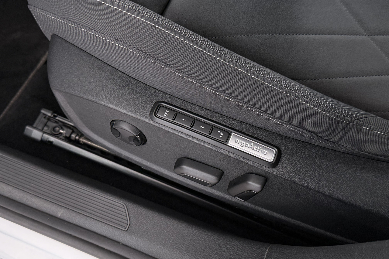 Volkswagen Golf 8 — photo 22