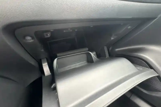Peugeot 2008 hybrid 136 e-dcs6 — photo 23