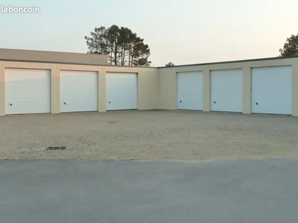 À LOUER - BOX / GARAGE 52 m² - GRANDE PORTE SECTIONNELLE