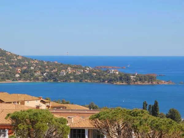 AGAY CAP ESTEREL BEAU 4 PIECES DUPLEX AVEC JARDIN ET VUE MER PANORAMIQUE. PARKING A PROXIMITE