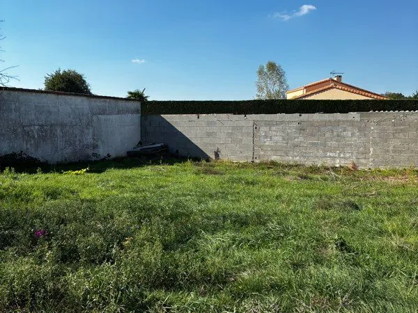 🌳 TERRAIN 480 m² AVEC GARAGE - BELLEVIGNY (85170)