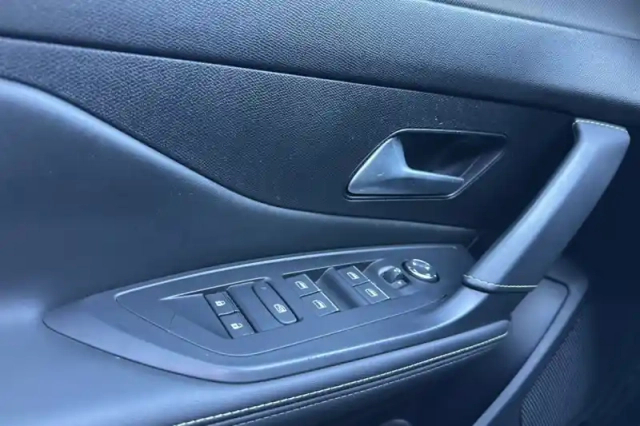Peugeot 308 phev 180 e-eat8 — photo 22