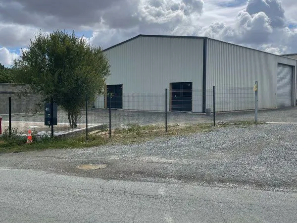 Bâtiment artisanal et commercial