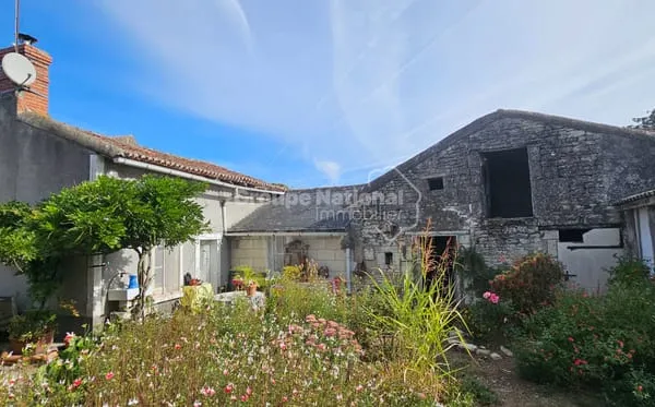 Ensemble immobilier de deux maisons sur terrain de 1 570 m² à Saires (86420)