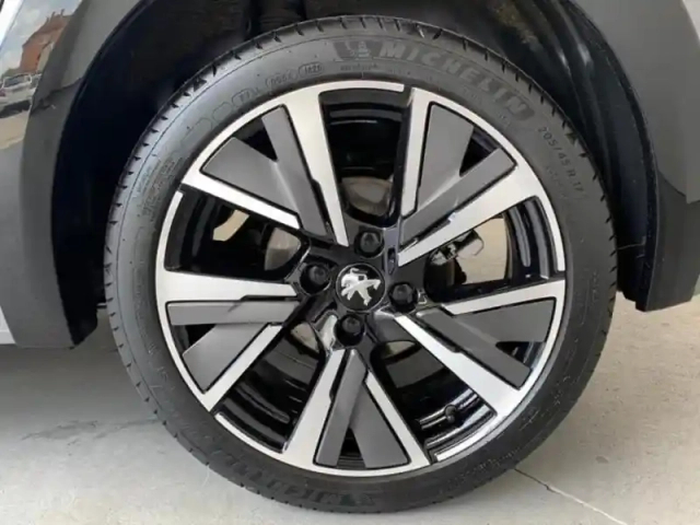 Peugeot 208 1.2 puretech 100ch s&amp;s gt line — photo 6