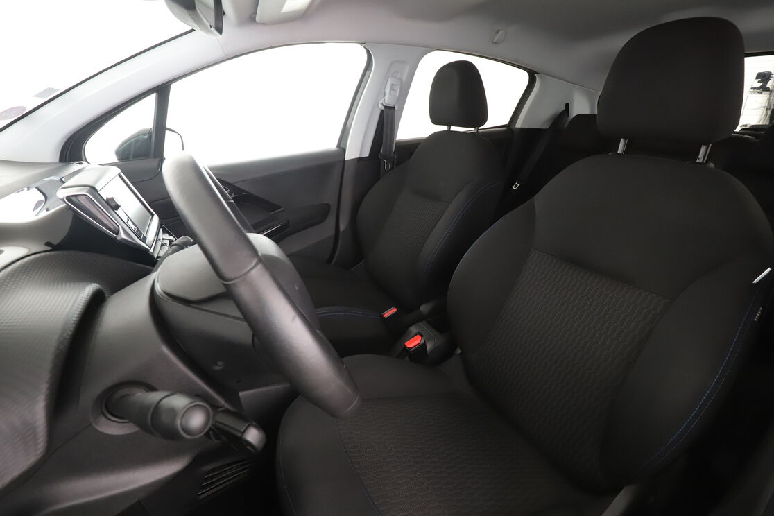Peugeot 208 1.2 PureTech Signature — photo 9
