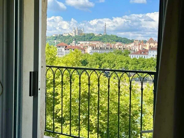 Appartement à rénover avec belle vue situé Quai de Serbie