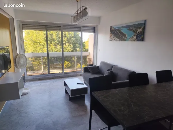 T2 Antibes 760 euros/mois + 90 de charges