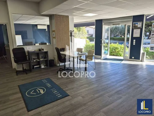 Location pure - Local commercial aménagé en b
