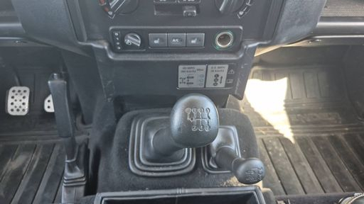 Land Rover Defender 90 2.2 TDCi 122 4WD - SE – 2012 – 134095 km – Diesel – Boîte Manuelle — photo 29