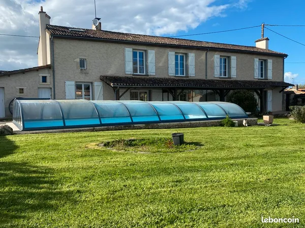 Maison familiale avec piscine chauffée et nombreuses dépendances