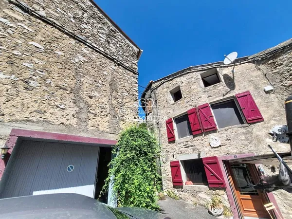 Maison de village T5 spacieuse, atypique avec annexes, garage et