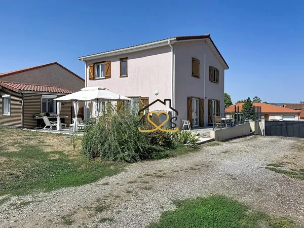 MAISON FAMILIALE AVEC ANNEXES - REIGNAT 63160