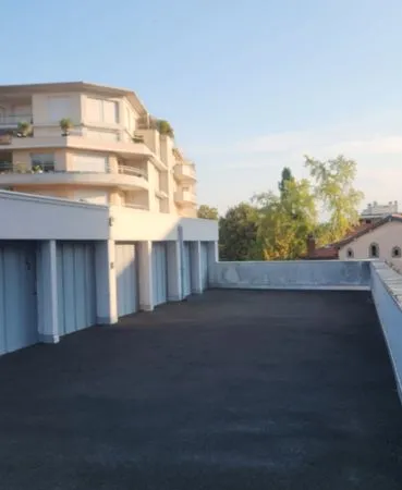 Box fermé sécurisé avenue des thermes. 15m²