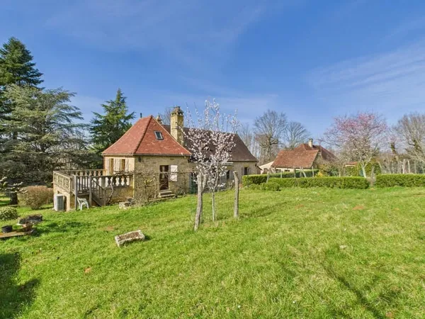 Maison avec piscine, maison d'amis et 1,6 hectare à pied du centre de Gourdon