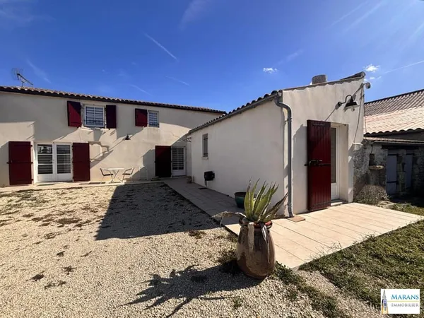 Maison avec beaux volumes à SAINTE-SOULLE