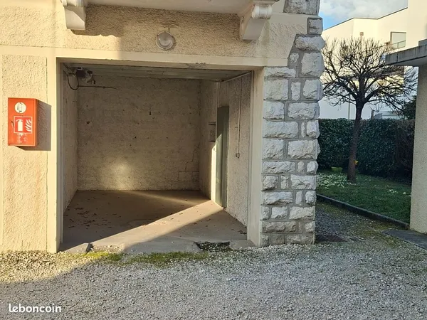 Particulier vend grand garage avec porte électrique grande hauteur à Annecy centre ville