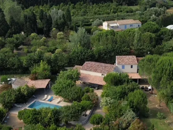 Vends Domaine avec 2 mas et piscines. 800m² habitables, 10000m2 jardins, sur 4,5 h clos.pres St-Rémy