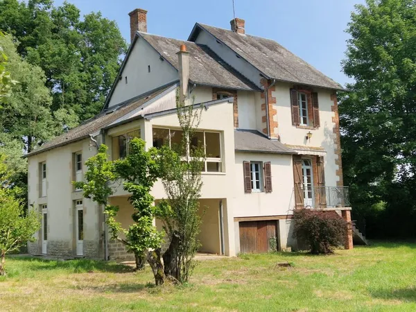 Maison atypique de la fin du XIX siècle rénovée, terrasse et véranda avec vue dégagée sur campagne n