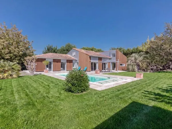 Villa 7 pièces 233 m²