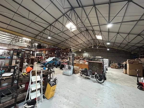 Local d'activité 1261 m²
