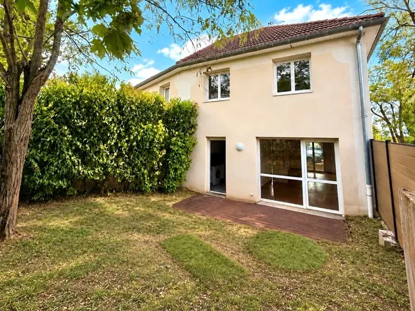 Maison récente 5 pièces avec terrasse et jardin