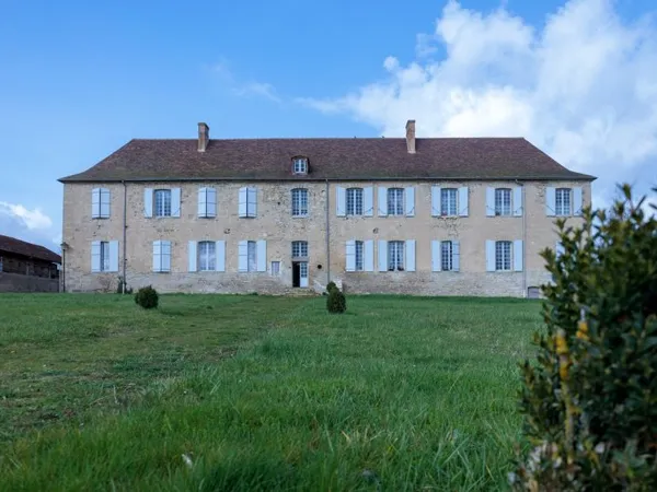 À VENDRE, appartement vendu loué dans un domaine F6 (112 m²)
