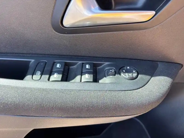 Peugeot 208 electrique 50 kwh 136ch — photo 18